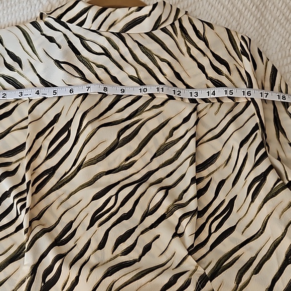 Vince Camuto 1x green and ivory open collar blouse - Picture 15 of 16